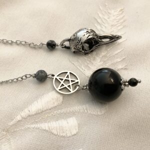 Pendule de divination en Obsidienne, Pentacle et Crâne de corbeau