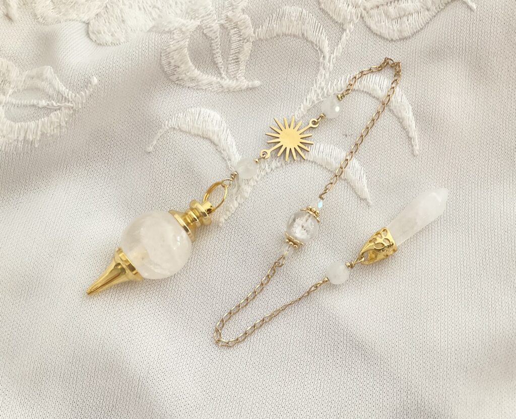 Pendule divinatoire en Cristal de roche et Soleil doré