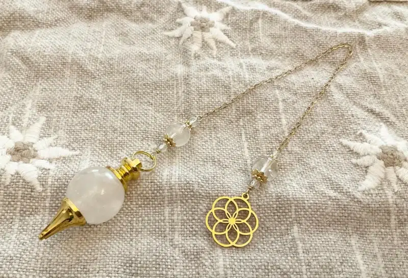 il_fullxfull.7740064883_ha0l Pendule divinatoire en Cristal de roche et Fleur de vie en acier