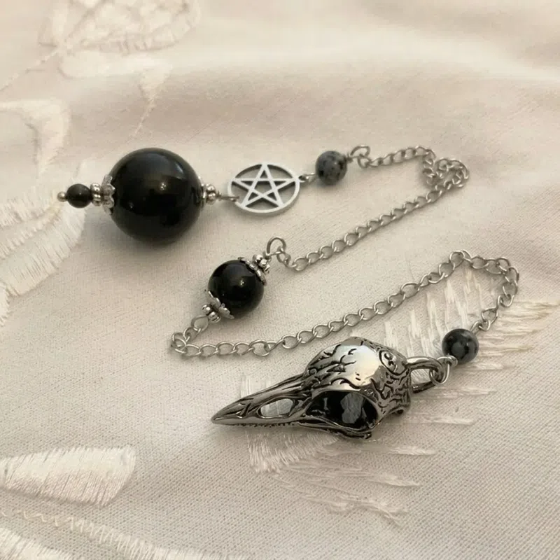 Pendule de divination en Obsidienne, pentacle et Crâne de corbeau