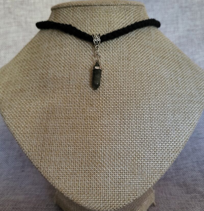 Collier Ras-de-Cou pointe en Labradorite