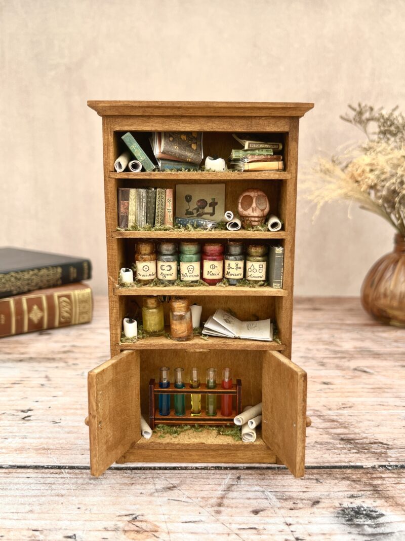 L'Armoire de l'Alchimiste - Curiosités miniatures