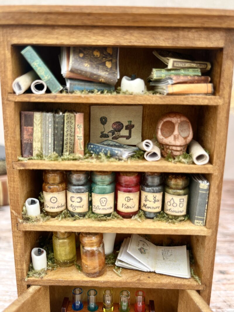 L'Armoire de l'Alchimiste - Curiosités miniatures