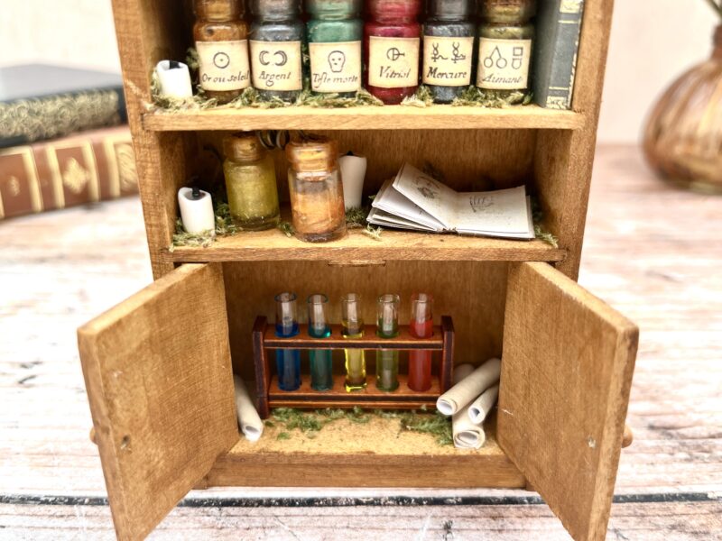 L'Armoire de l'Alchimiste - Curiosités miniatures
