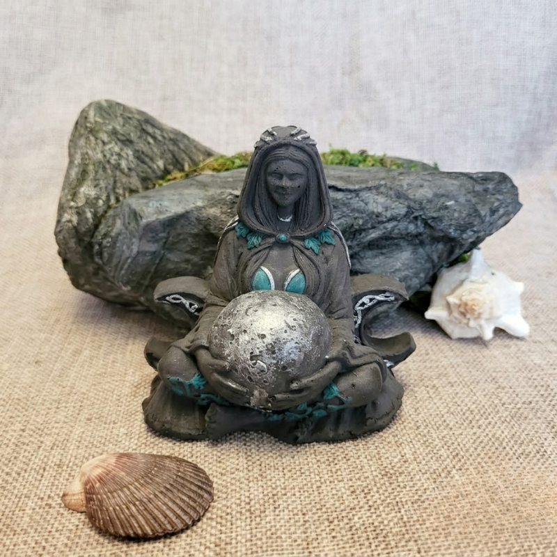 statue déesse lunaire argentée