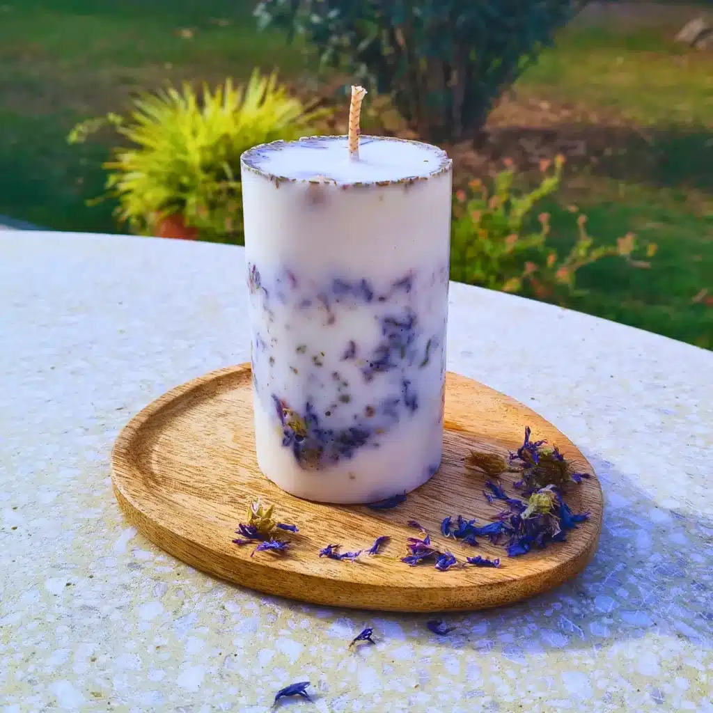 Bougie pilier rituelle · Fleurs de bleuet séchées